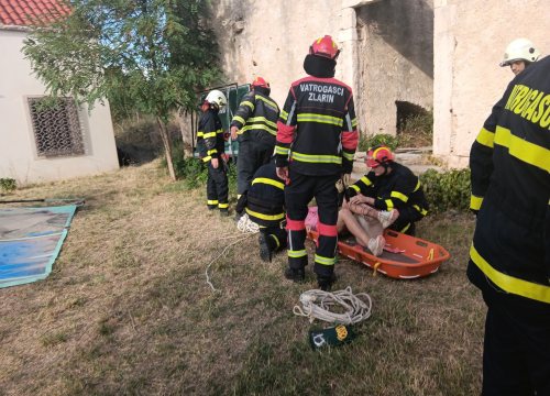 Dvije osobe propale kroz pod u napuštenoj kući na Zlarinu: 10 vatrogasaca sudjelovalo u spašavanju
