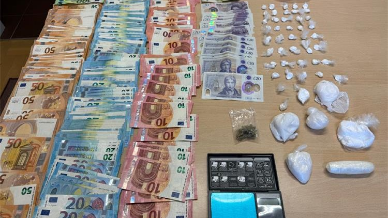 Britanac pokušao pobjeći od policije: U apartmanu u Vodicama držao drogu, digitalnu vagu i novac