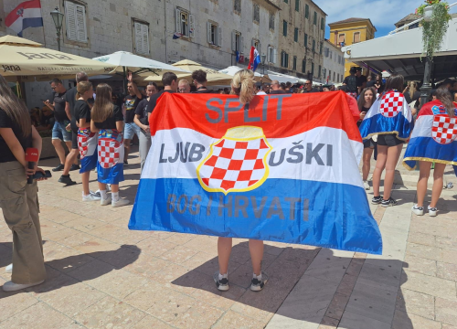 Fotografija 1 - FOTO Thompsonovi obožavatelji preplavili Sinj, među njima i brojni Šibenčani