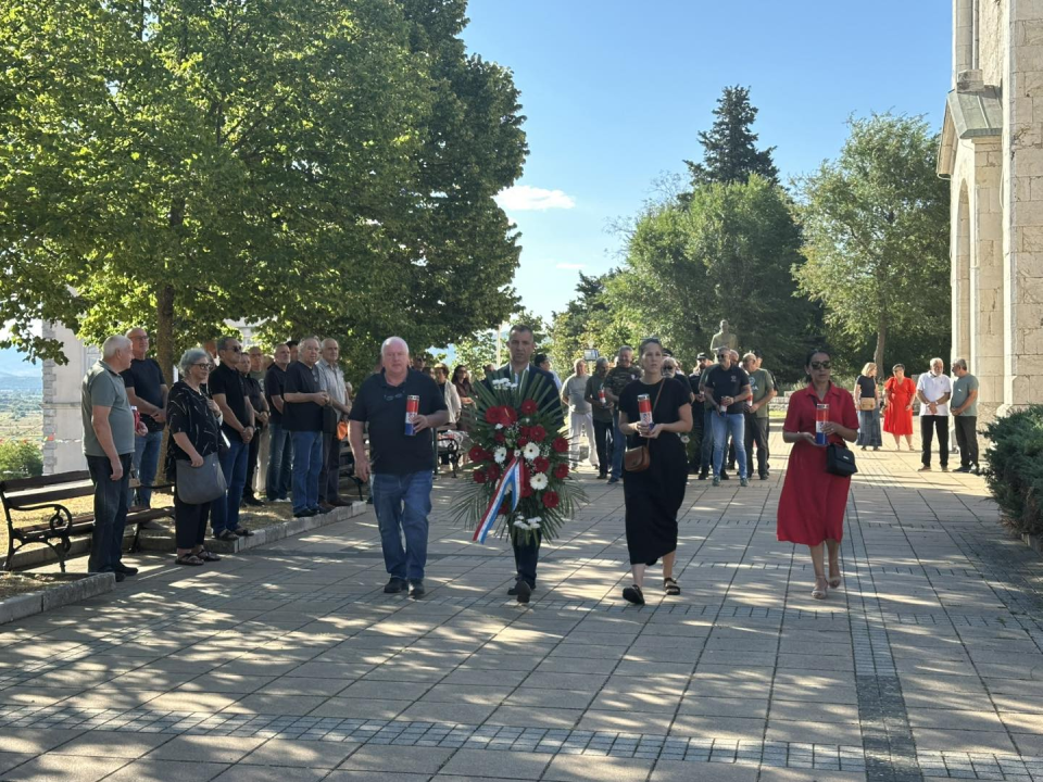 U Drnišu položeni vijenci i zapaljene svijeće