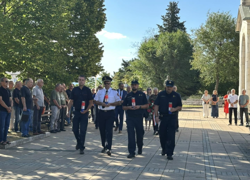Fotografija 12 - U Drnišu položeni vijenci i zapaljene svijeće