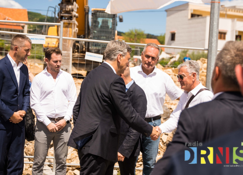 Fotografija 5 - Andrej Planković u Drnišu obišao gradilište Centra za starije osobe