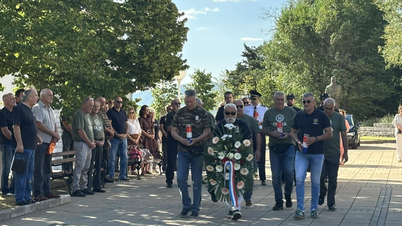 U Drnišu položeni vijenci i zapaljene svijeće za poginule, nestale i preminule branitelje