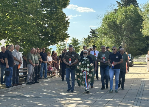 U Drnišu položeni vijenci i zapaljene svijeće za poginule, nestale i preminule branitelje