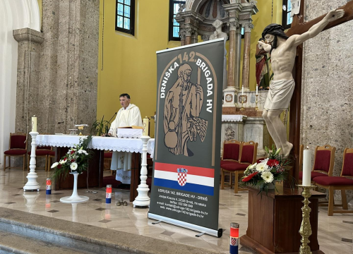 Fotografija 10 - U Drnišu položeni vijenci i zapaljene svijeće