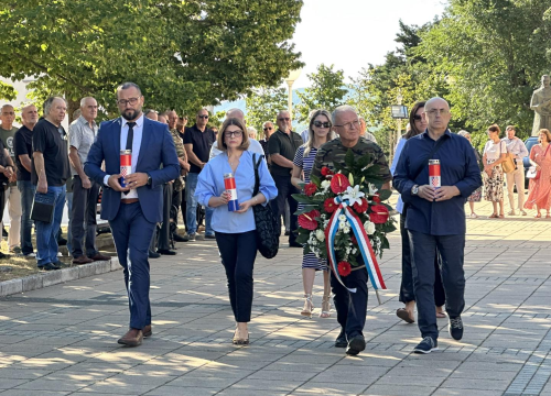 Fotografija 17 - U Drnišu položeni vijenci i zapaljene svijeće