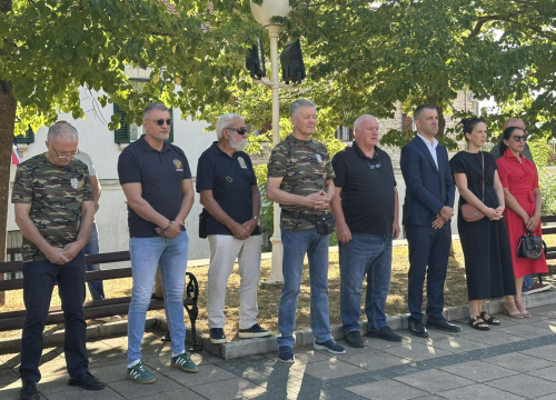 Fotografija 13 - U Drnišu položeni vijenci i zapaljene svijeće