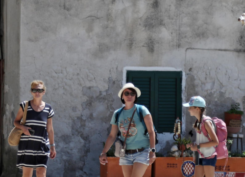 Fotografija 8 - Đir po Prviću: Pripreme za 13. 'Šibenik u kadru' u znaku Fausta Vrančića