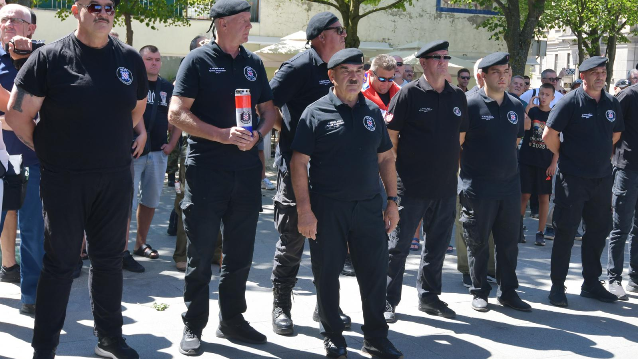 Skejo s HOS-ovcima u Kninu vikao 'Za dom spremni'. Poslao poruku onima koji zabranjuju ovaj 'hrvatski pozdrav'