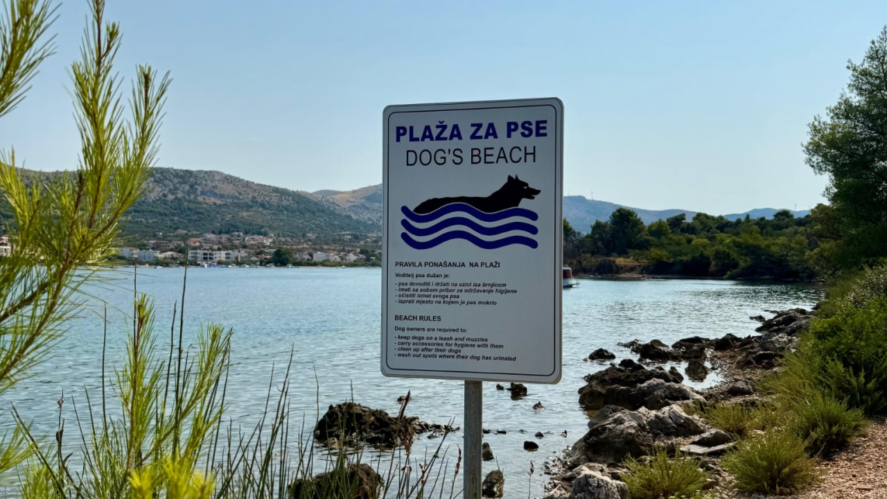 Grebaštica dobila dvije plaže za pse: Vlasnici ljubimaca od sada mogu bezbrižno uživati u moru
