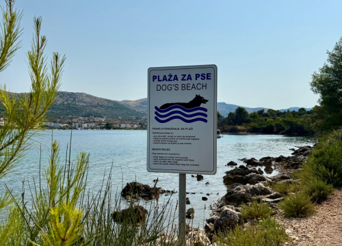 Fotografija 1 - Grebaštica dobila dvije plaže za pse: Sada vlasnici ljubimaca mogu bezbrižno uživati u moru