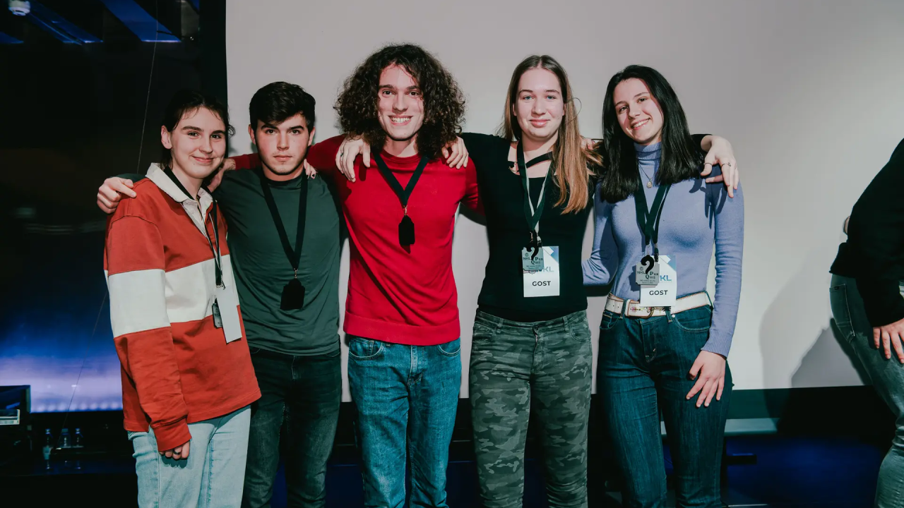 Mlade nade autori večerašnjeg pub-kviza ispred Azimuta