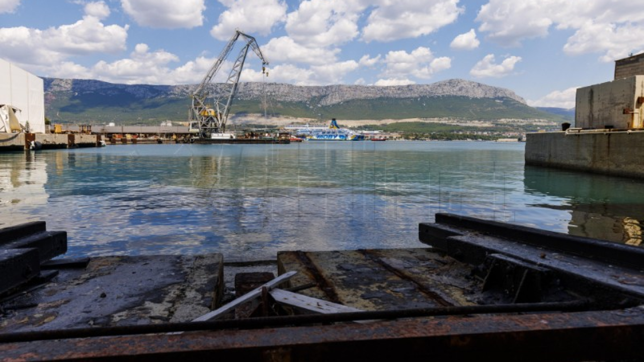 Na talijanskom brodu s azbestom počelo uklanjanje namještaja
