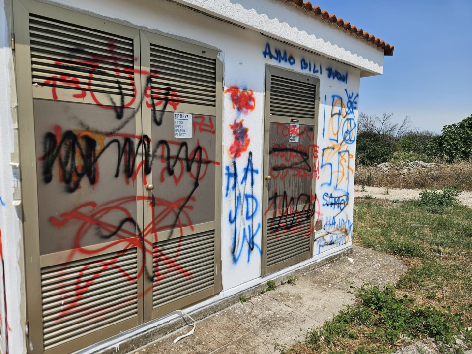 FOTO Vandali poharali Zaton, na meti česma, prometni znakovi, autobusna stajališta...