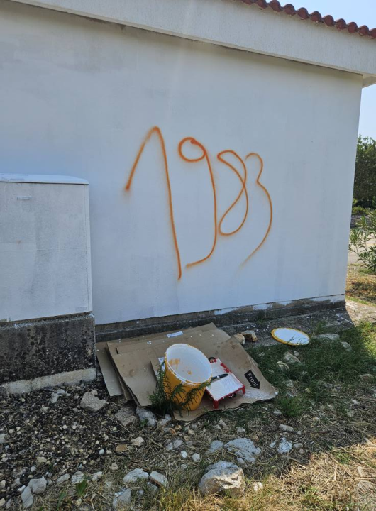 FOTO Vandali poharali Zaton, na meti česma, prometni znakovi, autobusna stajališta...