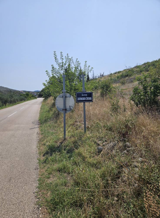 FOTO Vandali poharali Zaton, na meti česma, prometni znakovi, autobusna stajališta...