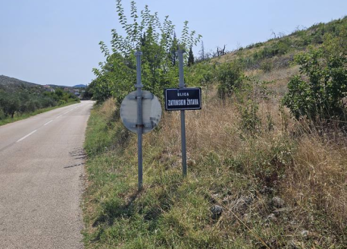 Fotografija 6 -  FOTO Vandali poharali Zaton, na meti česma, prometni znakovi, autobusna stajališta...