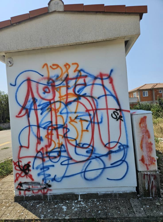 FOTO Vandali poharali Zaton, na meti česma, prometni znakovi, autobusna stajališta...