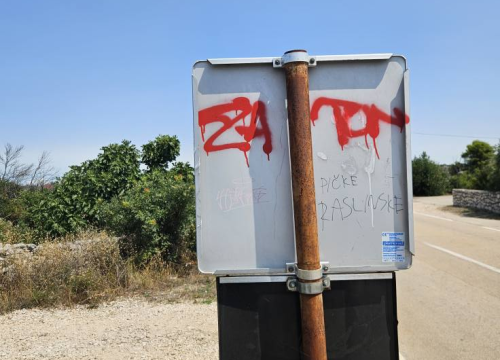 Fotografija 9 -  FOTO Vandali poharali Zaton, na meti česma, prometni znakovi, autobusna stajališta...