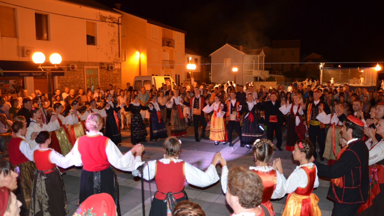 Jezera spremna za spektakl: Ne propustite Ribarsku feštu uz Crvenu jabuku i dalmatinske okuse!