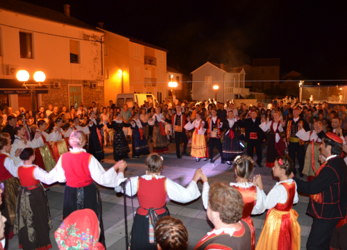 Fotografija 1 - FOTO Jezera spremna za spektakl: Ne propustite Ribarsku feštu uz Crvenu jabuku i dalmatinske okuse!
