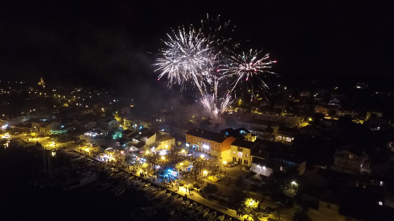 Jezera spremna za spektakl: Ne propustite Ribarsku feštu uz Crvenu jabuku i dalmatinske okuse!