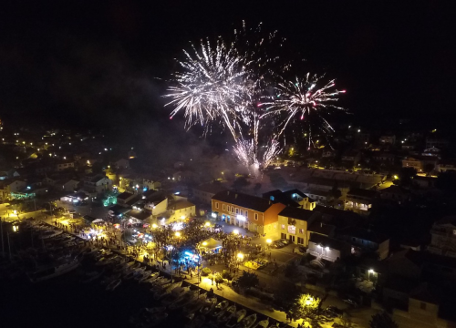 Jezera spremna za spektakl: Ne propustite Ribarsku feštu uz Crvenu jabuku i dalmatinske okuse!