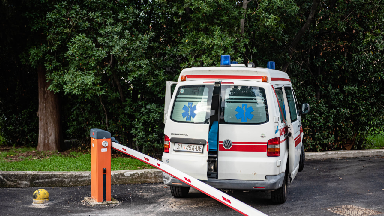 Napao zdravstvenu radnicu u Šibeniku, pa pobjegao u njezinom službenom vozilu, policija ga ulovila, bio je drogiran