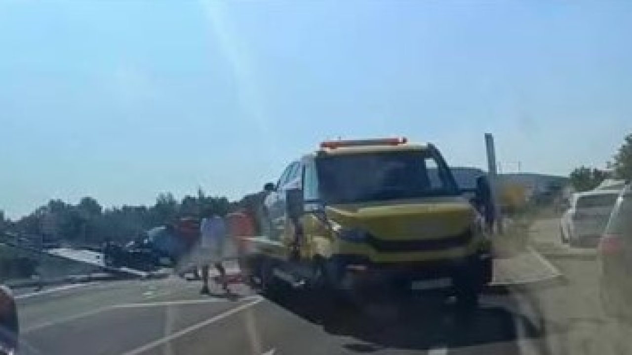 Jedna osoba ozlijeđena u prometnoj nesreći jutros kod Rogoznice. Očevid u tijeku