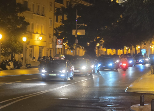 Fotografija 11 - Kaos na Poljani: Ulaz u garažu svakodnevno blokira promet u središtu Šibenika