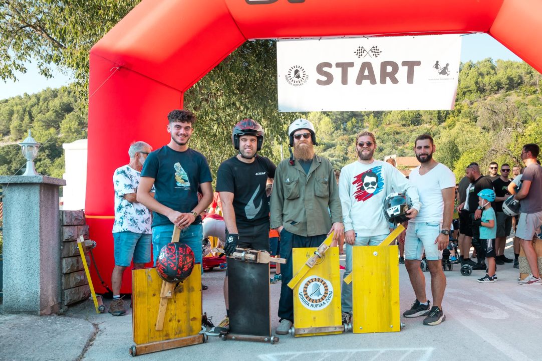 Tradicionalna Utrka karića u Rupama i ove godine oduševila posjetitelje i natjecatelje