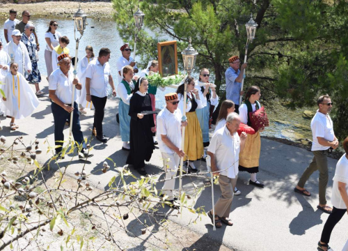 Primoštenci su u nedjelju svečano proslavili povratak Gospine Prilike u Porat