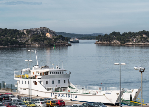 Jadrolinijini brodovi u 15 sati sirenama će odati počast kolegama s trajekta Lastovo