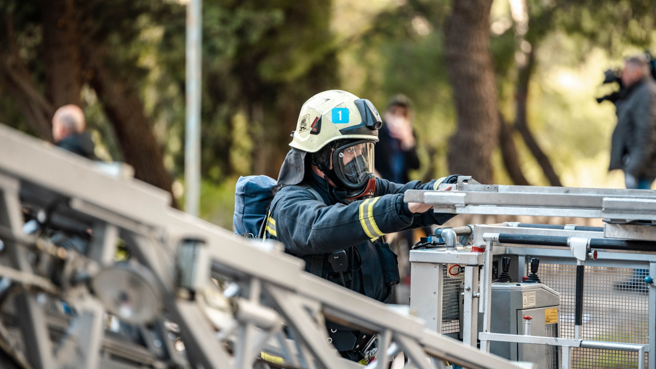 Kazneno prijavljen  47-godišnjak koji je nestručnim rukovanjem litionskim baterijama izazvao požar u kući u Vodicama