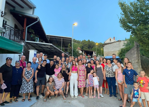 Treća i četvrta generacija obitelji Paić okupila se u zavičaju svoje bake Ane