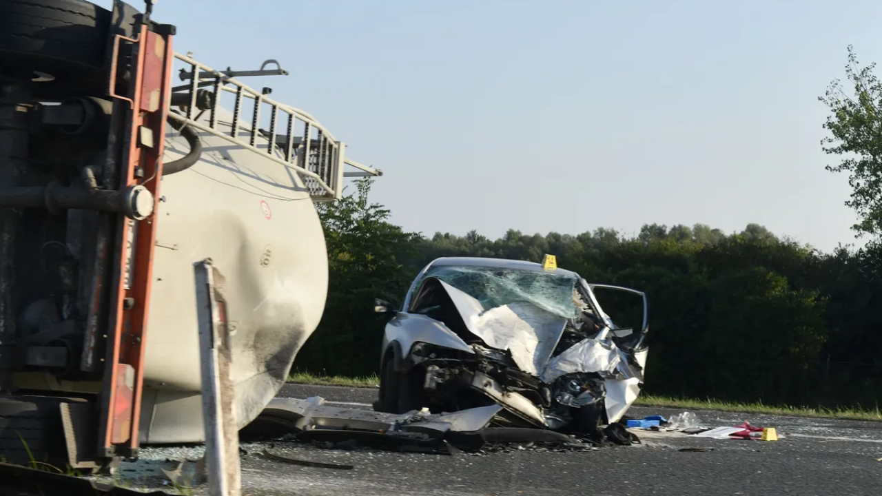 Jedna osoba poginula u sudaru pet vozila i cisterne