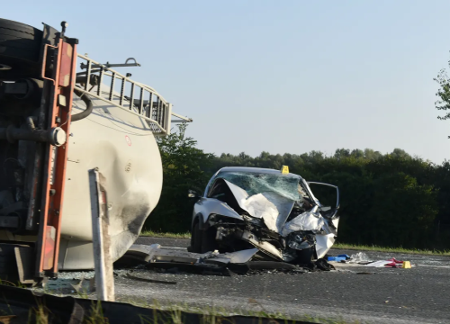 Jedna osoba poginula u sudaru pet vozila i cisterne