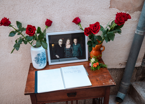 Fotografija 2 - Svijeće, ruže i poruke za obitelj Dedić: Šibenčani se danas u Teslinoj ulici opraštaju glazbenih velikana