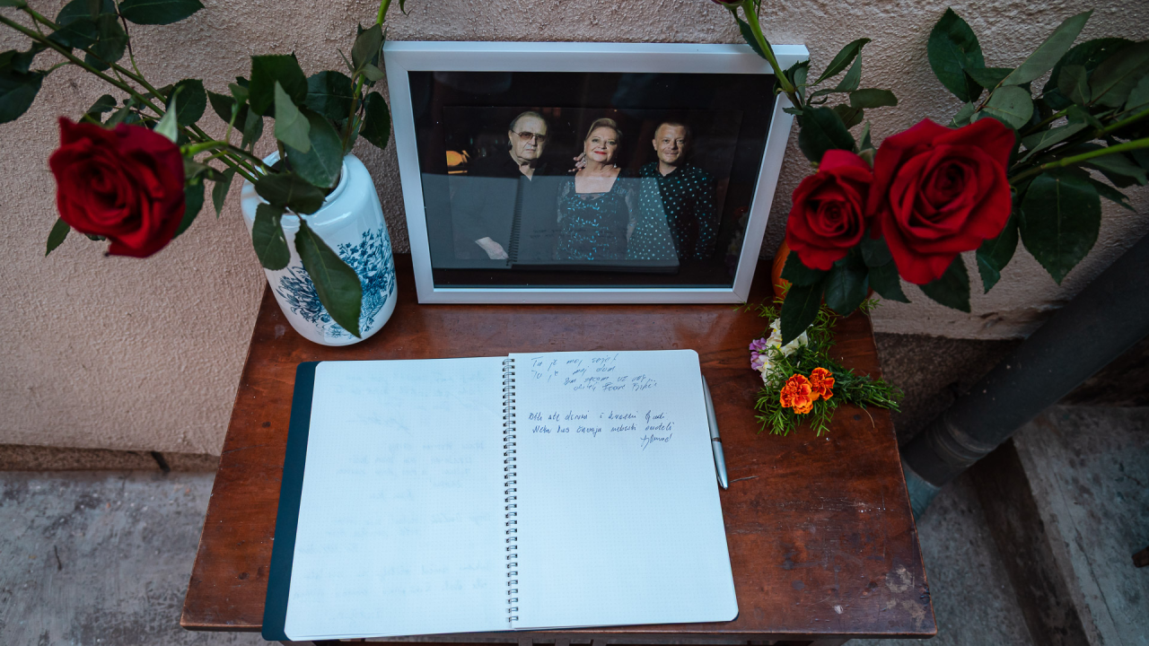 Svijeće, ruže i poruke za obitelj Dedić: Šibenčani danas u Teslinoj ulici odaju počast Gabi, Arsenu i Matiji