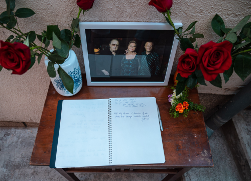 Fotografija 1 - Svijeće, ruže i poruke za obitelj Dedić: Šibenčani se danas u Teslinoj ulici opraštaju glazbenih velikana