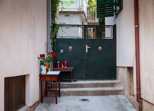 Fotografija 3 - Svijeće, ruže i poruke za obitelj Dedić: Šibenčani se danas u Teslinoj ulici opraštaju glazbenih velikana