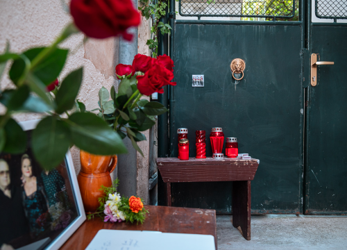 Svijeće, ruže i poruke za obitelj Dedić: Šibenčani danas u Teslinoj ulici odaju počast Gabi, Arsenu i Matiji