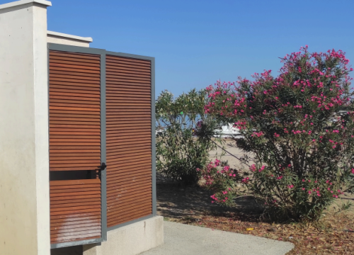 Fotografija 6 - FOTO Fekalije po zidu, zaštopani zahodi, tamponi u okvirima, razbacano smeće – s tim se na Rezalištu svakodnevno bore djelatnici Zelenog grada