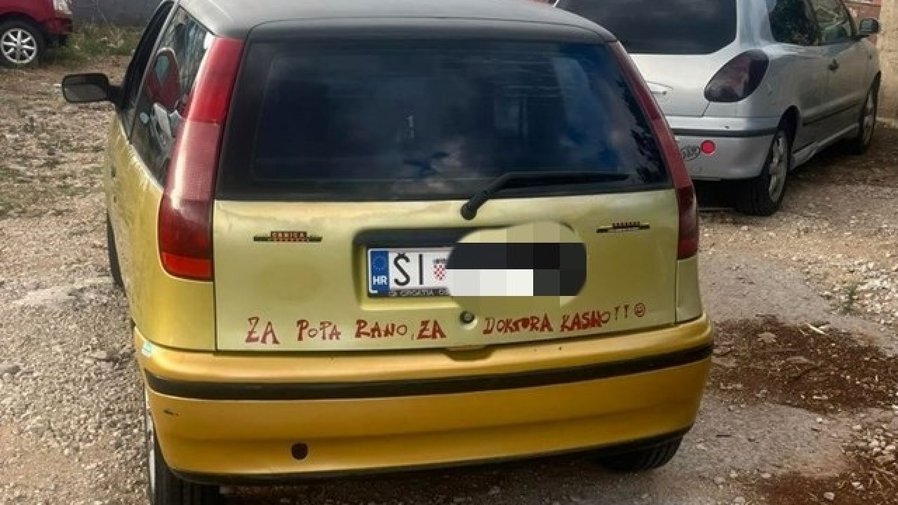 Šibenčanin nasmijao natpisom na automobilu: 'Za popa rano, za doktora kasno!'