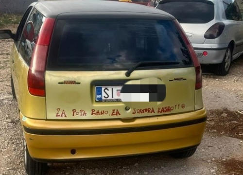Šibenčanin nasmijao natpisom na automobilu: 'Za popa rano, za doktora kasno!'