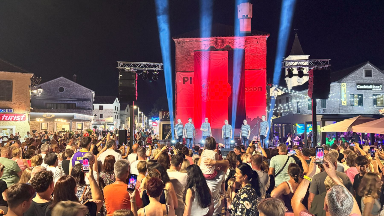 Ribarska fešta i Klapa sv. Juraj HRM oduševili Pirovčane i goste