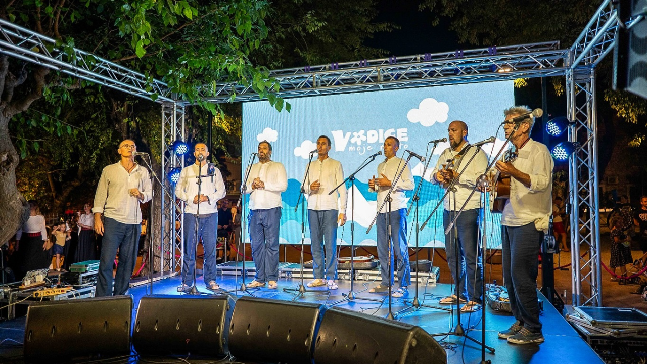 Bunari osvojili i publiku i žiri na 23. Večeri dalmatinskih klapa u Vodicama