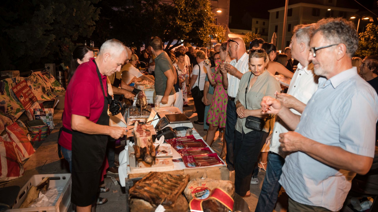 Gurmanski vikend u Drnišu: Festival pršuta spaja tradiciju i odličnu zabavu