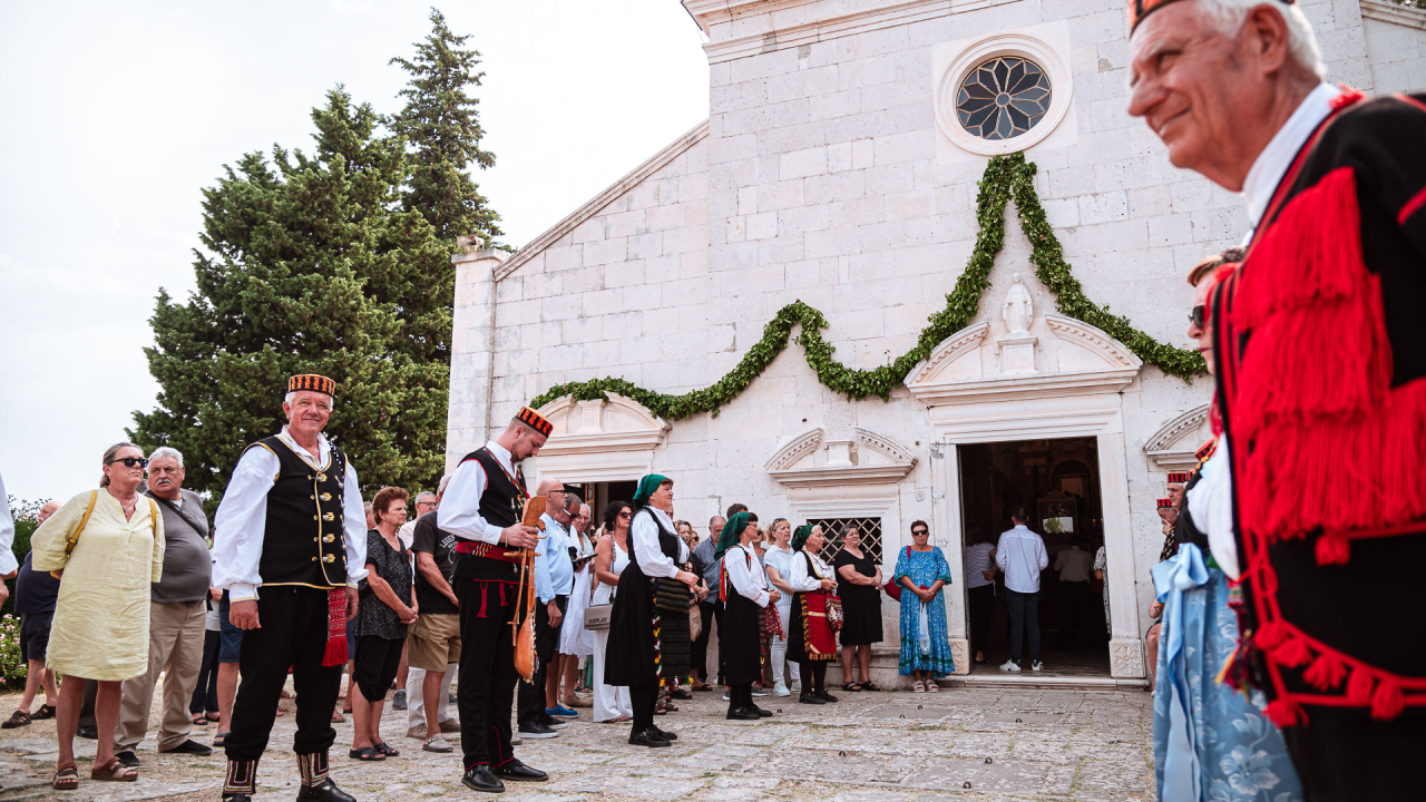 Blagdan Velike Gospe u Vrpolju: Brojni vjernici okupili se jutros na svečanom misnom slavlju
