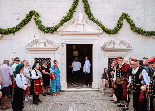Fotografija 4 - FOTO Blagdan Velike Gospe u Vrpolju: Brojni vjernici okupili su se jutros na svečanom misnom slavlju